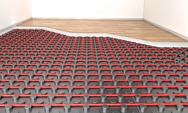 Intérieur d'une pièce avec parquet en bois partiellement installé, révélant le système de chauffage au sol en dessous