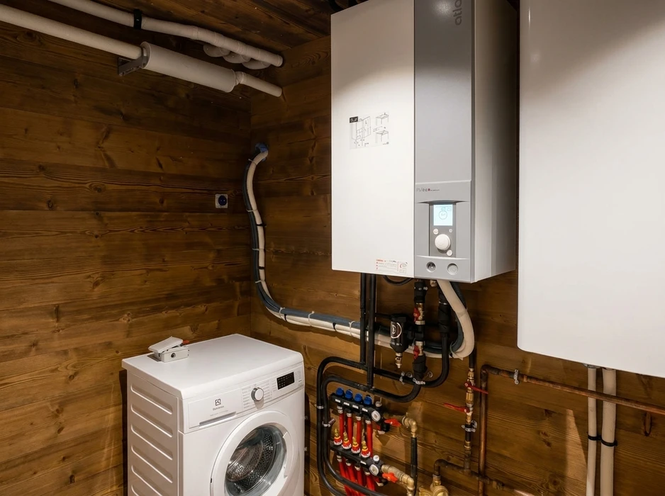Local technique intérieur avec murs en bois