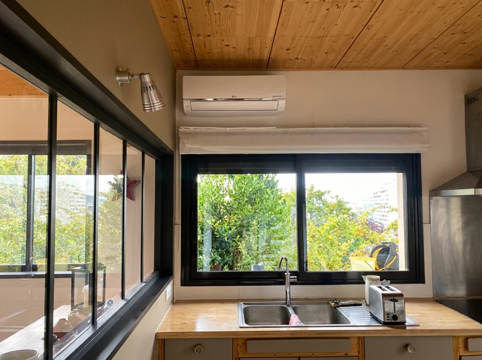Cuisine moderne avec plan de travail, évier inox double bac et grille-pain