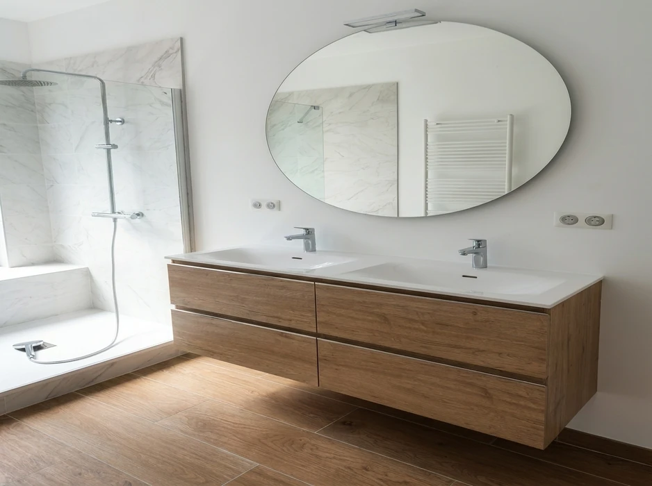 Salle de bain moderne épurée, double vasque encastrée sur meuble suspendu en bois stratifié, robinetterie chromée mitigeur