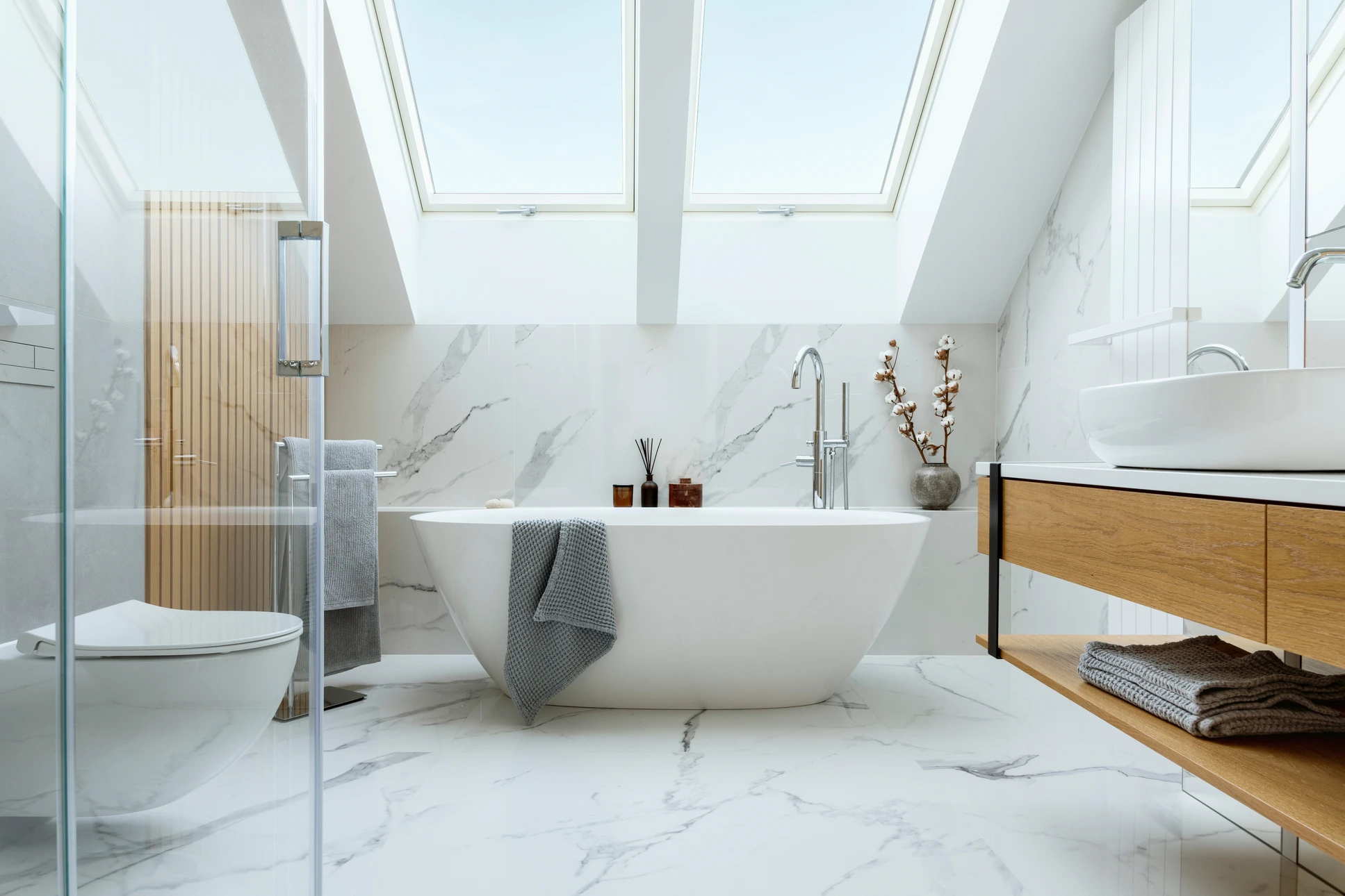 Un plombier effectue une réparation sous un lavabo dans une salle de bains