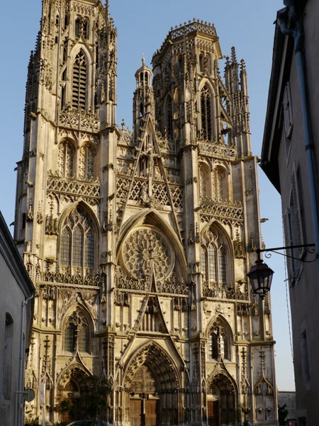 Photographie réaliste d'un monument ou d'un point de repère emblématique de Toul, prise de l'extérieur en lumière naturelle de jour. L'image doit montrer clairement une caractéristique architecturale ou urbaine distinctive de la ville, permettant son identification visuelle comme localité couverte par l'intervention de Plomberie Barbaro. La photographie doit être nette, professionnelle et de qualité suffisante pour accompagner les autres visuels de localisation déjà sélectionnés (basilique de Saint-Nicolas-de-Port, Nancy).