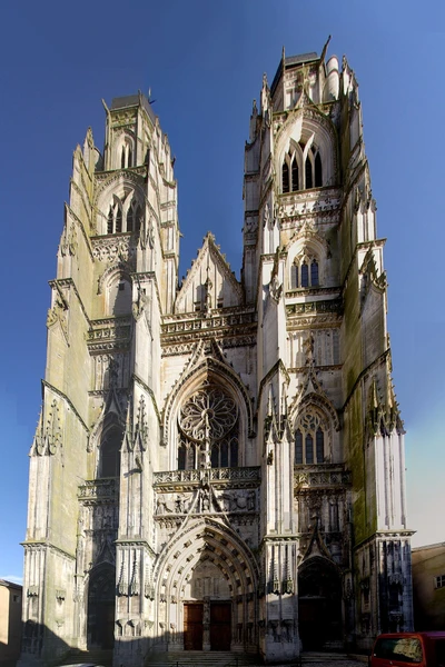 Photographie réaliste de la basilique de Saint-Nicolas-de-Port, monument emblématique de la ville, prise de l'extérieur en lumière naturelle de jour, montrant l'architecture gothique caractéristique avec sa façade principale bien visible et ses proportions imposantes. L'image doit être nette, professionnelle et montrer clairement le bâtiment historique comme point de repère visuel de la localité.