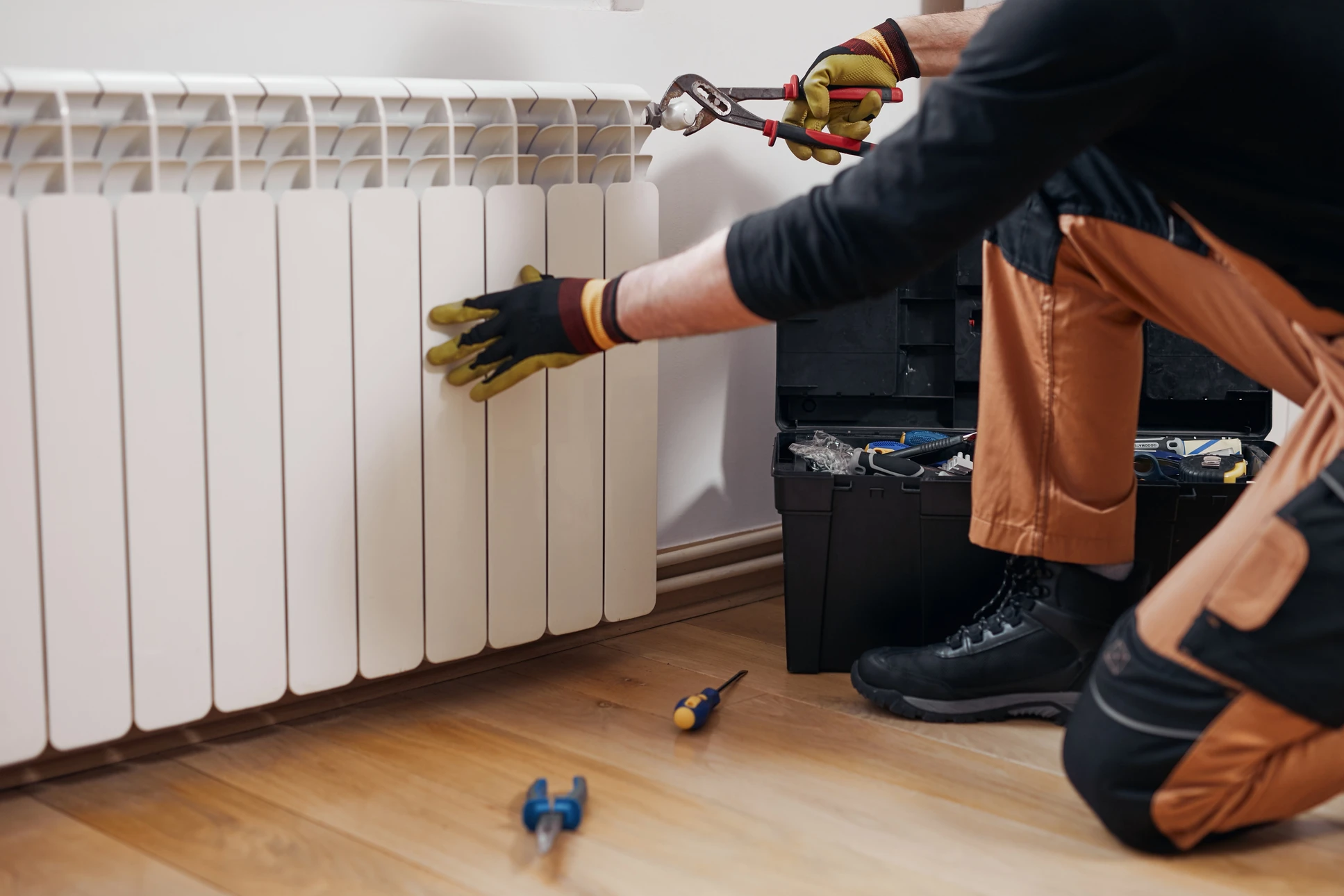 Intérieur d'une chaufferie avec système de canalisations en cuivre