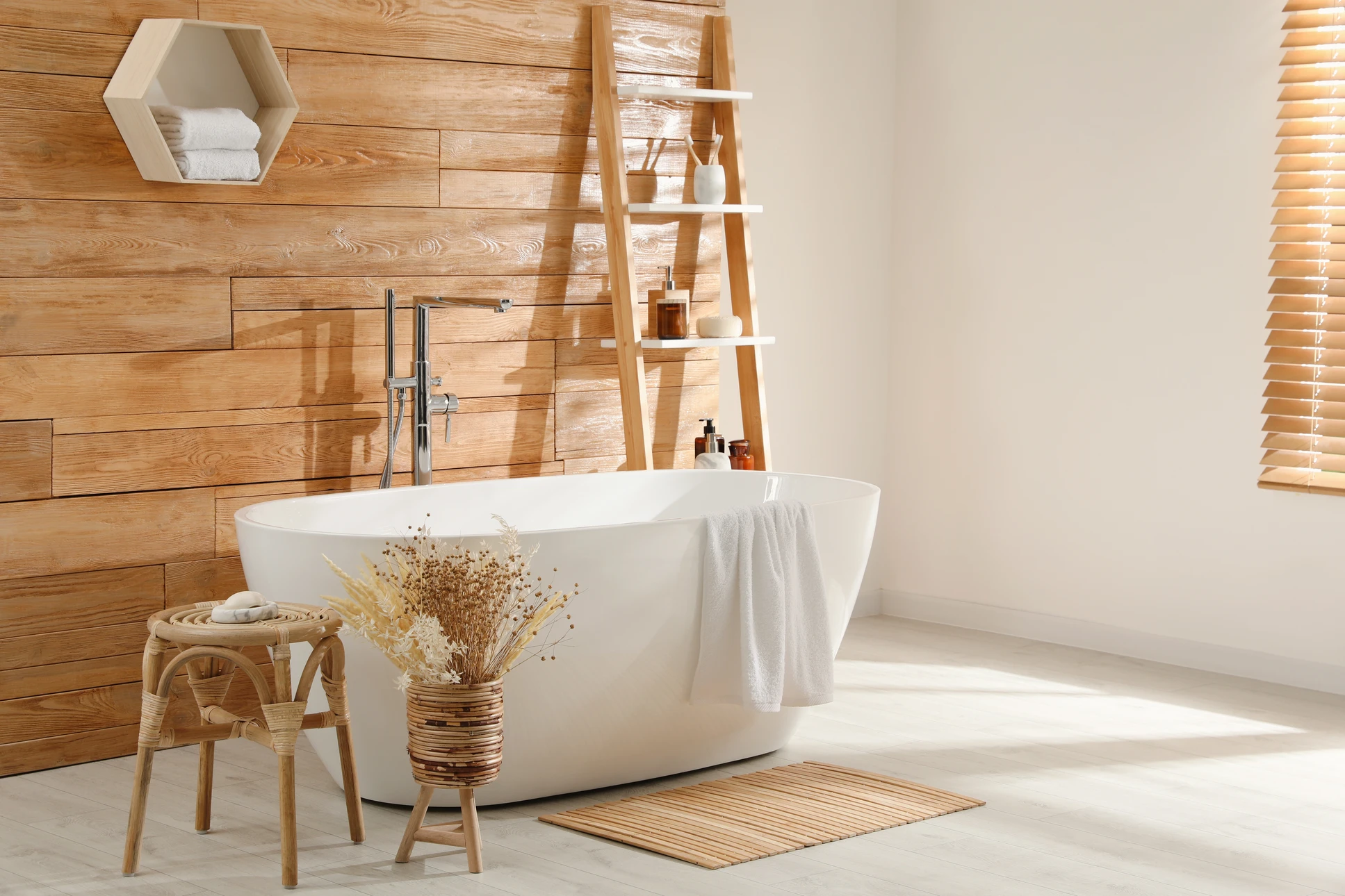Salle de bain moderne minimaliste aux murs gris anthracite avec lavabo rectangulaire blanc suspendu, robinetterie chromée contemporaine, miroir sans cadre, étagère flottante noire avec accessoires de toilette et miroir grossissant sur bras articulé