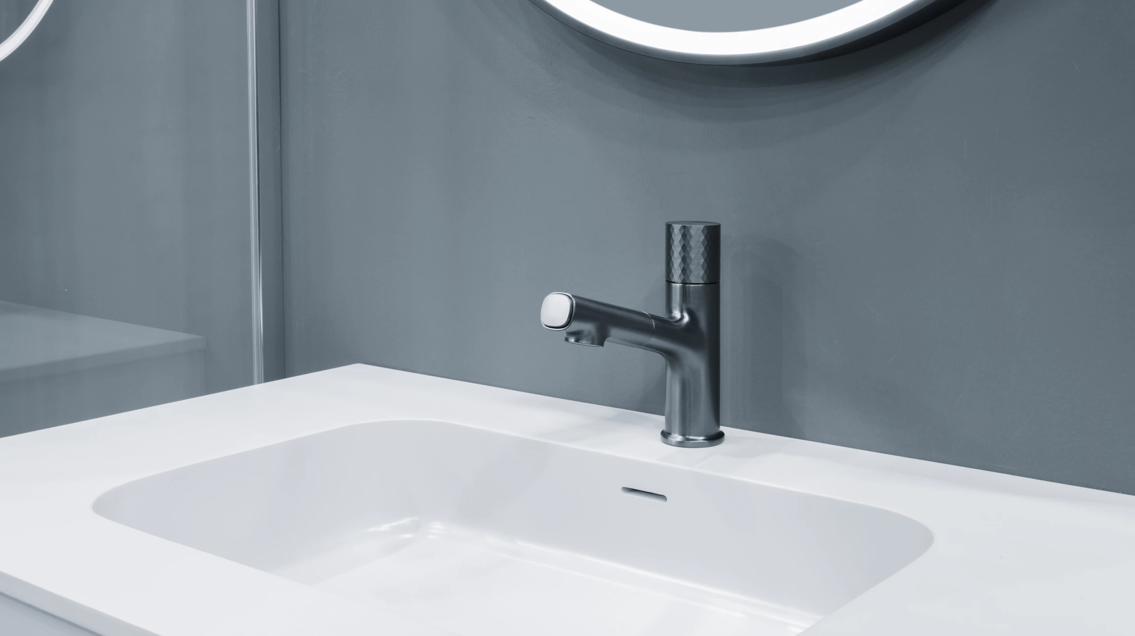 Salle de bain moderne luxueuse avec double vasque à poser sur plan de travail noir, robinetterie chromée contemporaine