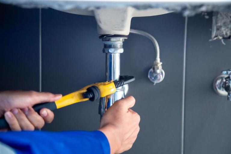 Que faire en cas d'urgence avant l'arrivée du service de dépannage plomberie ?